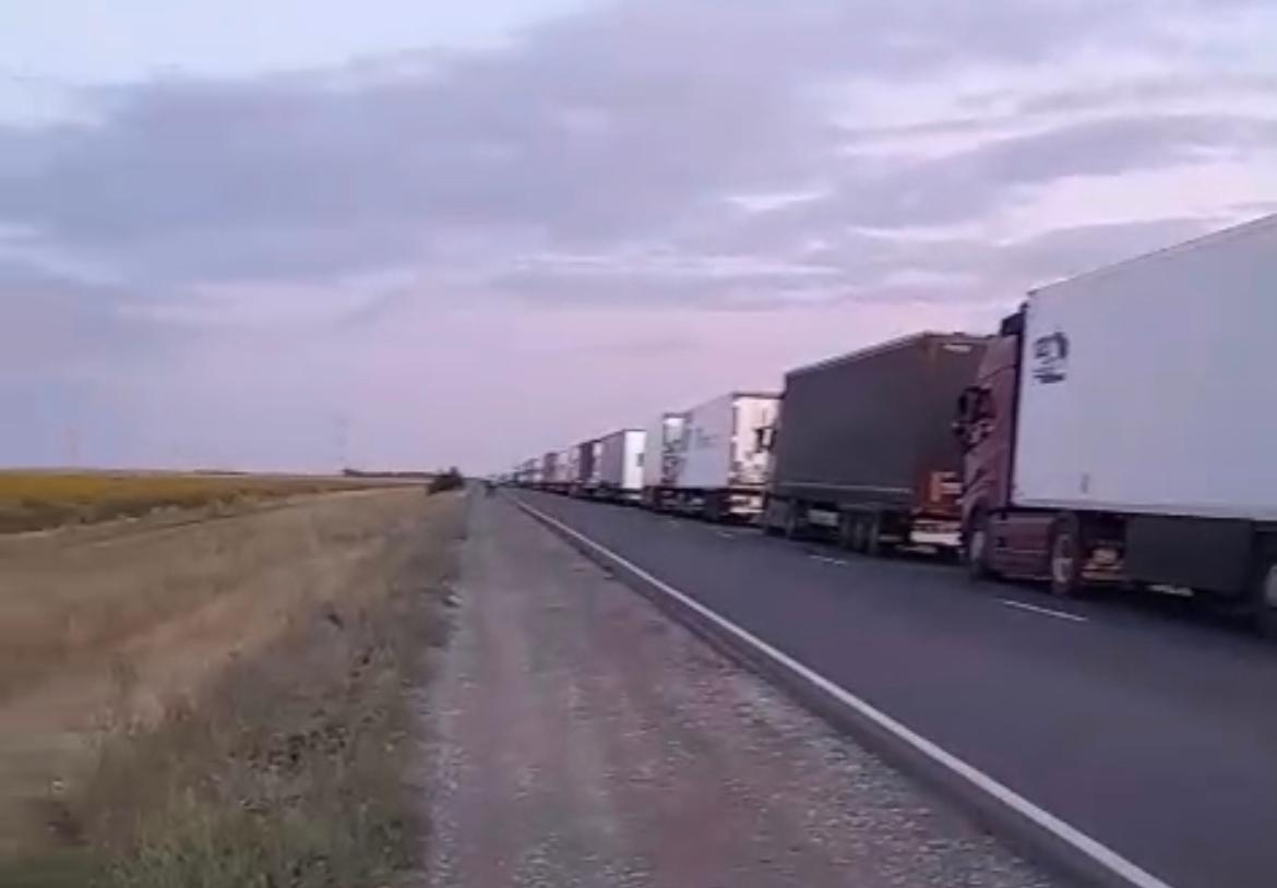 24 км очереди из фур: водители большегрузов жалуются на работу поста «Сырым» в ЗКО